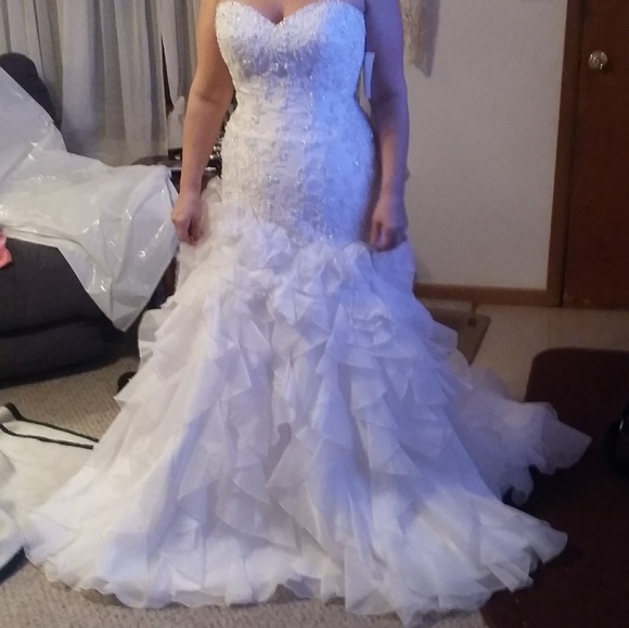 Mermaid style wedding dress with belt - Picture 7 of 8